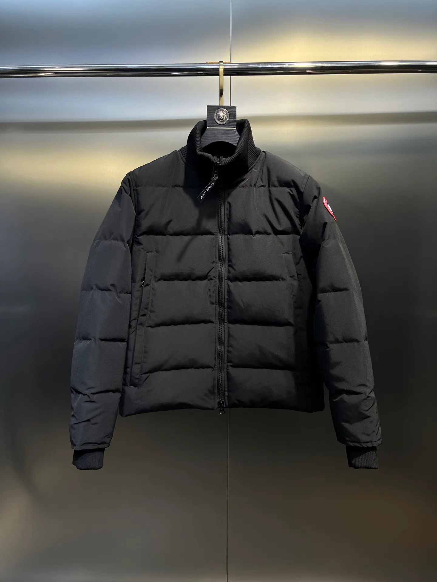 P840 Ganand Goose⭐️Canada Goose men’s new short style is the most popular autumn and winter item on INS in recent years. More and more people are choosing goose down jackets. Fur collar: wolf hair! Canada Goose super 3D technology waterproof fabric treatment, perfect wind resistance, cold resistance, and high temperature resistance! Built-in plush heat storage to keep warm, heats up quickly and warms up quickly! Personalized design, exquisite workmanship, smooth to the touch and comfortable on the skin. Double-layer windproof cuffs, windproof and frostproof! The pocket design is beautiful and practical. The Canada Goose down jacket has been the most popular thermal suit in the world in the past two years. It has far surpassed the down jackets in the Mengkou Kingdom. At the same time, the style is classic and never goes out of style. Don’t be afraid of this cold winter, all you need is a Canada Goose down jacket. Item number: 42 styles Black: lime, black, graphite gray Size: S-3XL